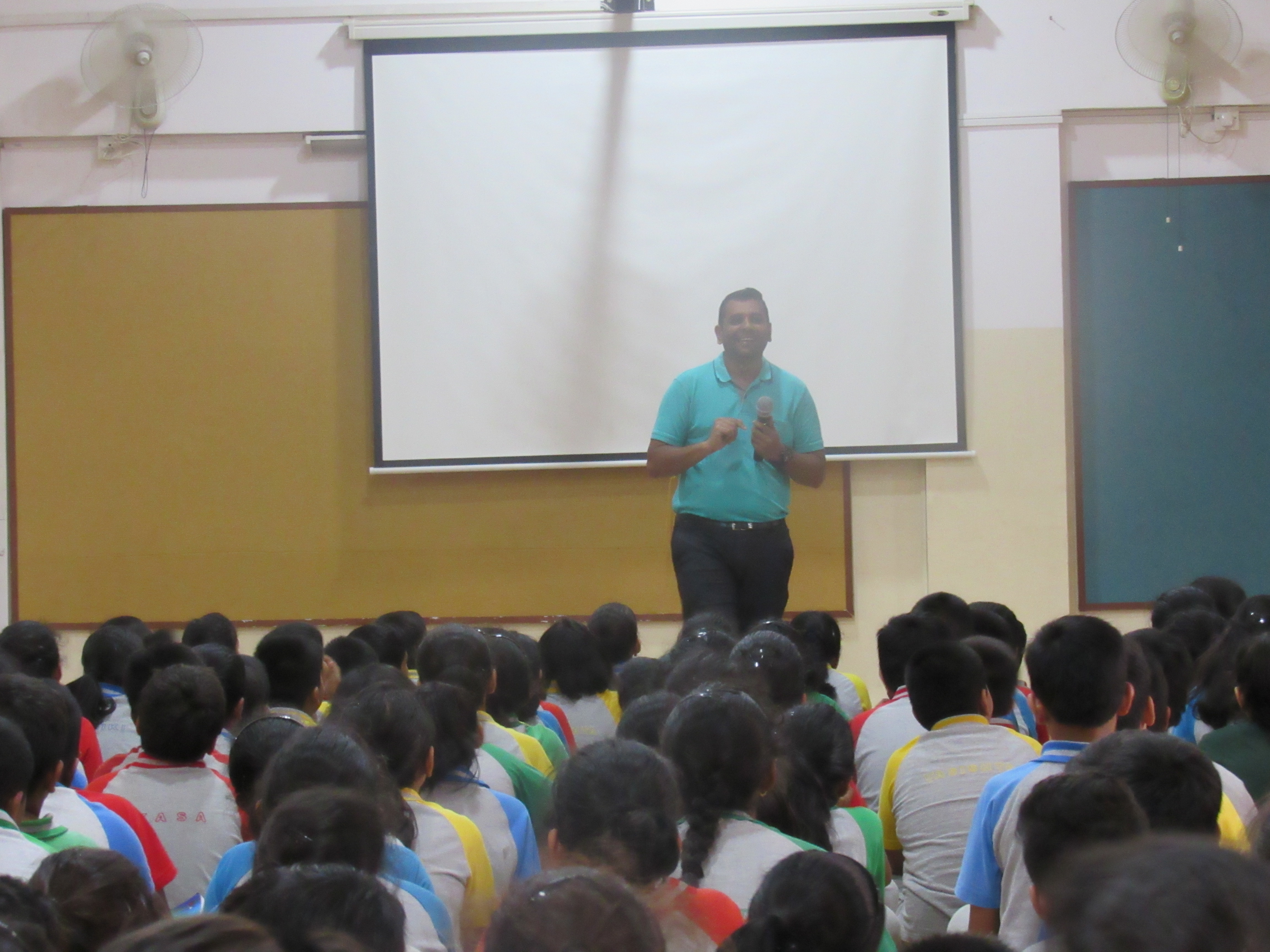 Talk on Artificial Intelligence by Mr. Sunil to the students of Std 6 and 7.